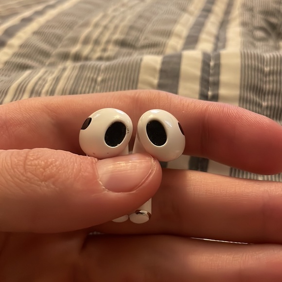 Airpods Pro 3rd Generation Wireless Bluetooth Charging Case. - Picture 4 of 4